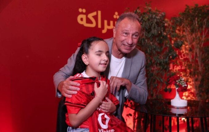 محمود الخطيب يستقبل الطفلة «مودة محمد» ويهديها قميص الأهلي