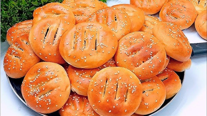 أحلى من الأفران.. طريقة عمل قرص بالعجوة والسمسم في المنزل
