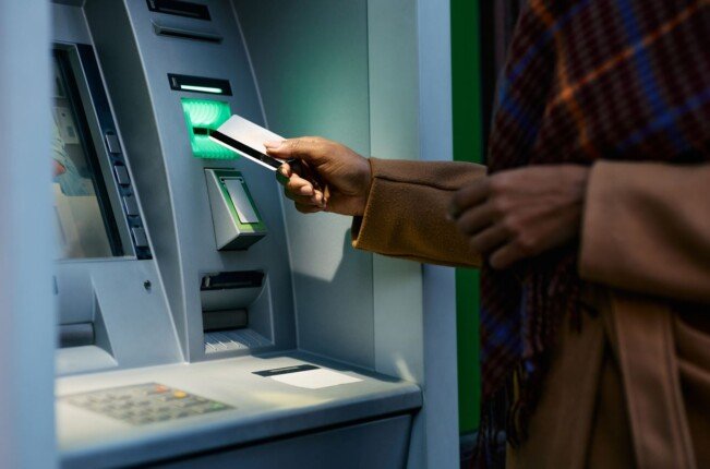 رسوم السحب من ماكينات ATM والحد الأقصى للسحب اليومي.. التفاصيل كاملة