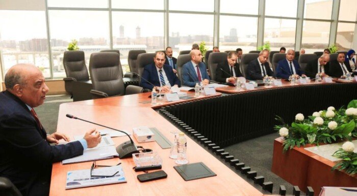 وزير الكهرباء يوجه بسرعة تغيير العدادات المعطلة والتدقيق في الفواتير وسداد المتأخرات