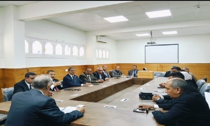 مدير تعليم قنا: المتابعة الميدانية تبدأ من بوابة المدرسة
