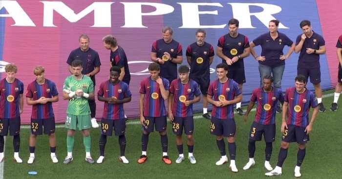قبل مواجهة الأهلي.. حمزة عبد الكريم في مقدمة لاعبي برشلونة أثناء تقديم الفريق للجماهير «صور وفيديو»