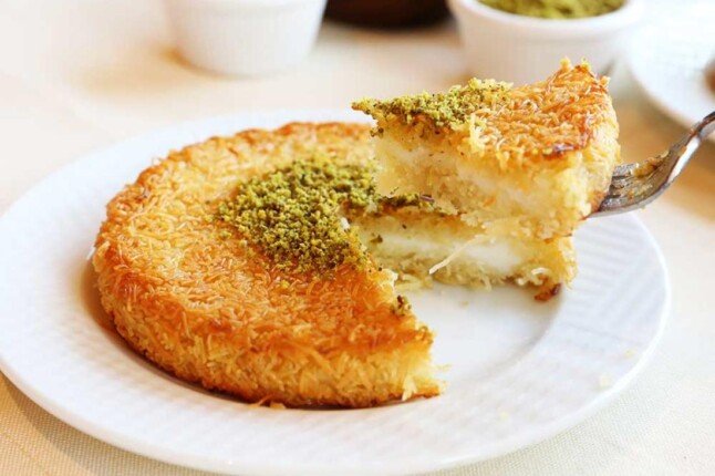 زي المحلات.. طريقة عمل كنافة بالكريمة في المنزل