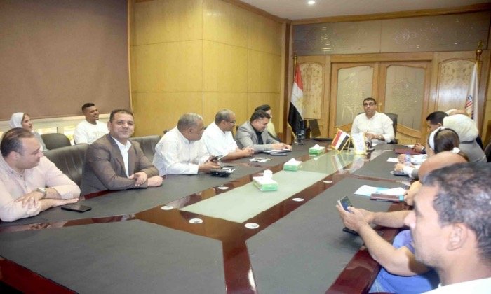 نائب محافظ الأقصر يستعرض خطط إطلاق المبادرة الرئاسية «أسرتي قوتي» ويوجّه بتقديم خدمات غير تقليدية