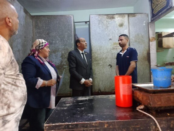 ضبط 4 أطنان من زيت الطعام مجهول المصدر داخل محل غير مرخص ببنها