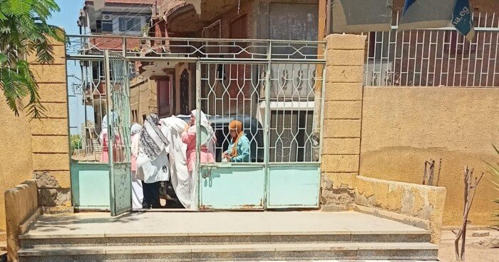 إنقاذ أمًا ومولودها بعد ولادة مفاجئة داخل «توك توك» أمام وحدة طب الأسرة بالقليوبية