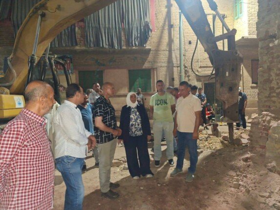 محافظ القليوبية يوجه بسرعة إزالة عقار مائل ببنها بعد انهيار منزل مجاور