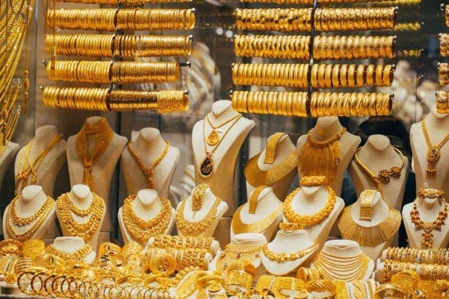 سعر الذهب بالمصنعية اليوم.. تعرف على قيمة الإضافات في محلات الصاغة