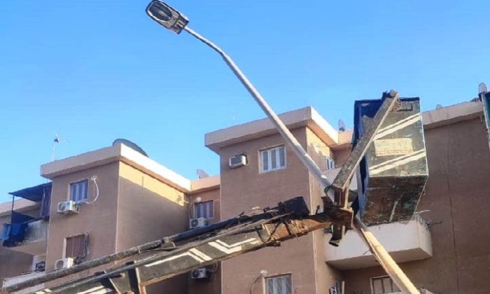 محافظ أسوان يوجه بمراجعة شاملة للأعمدة المتهالكة وسرعة التعامل مع الآيلة للسقوط