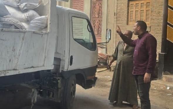 ضبط 6 أطنان سكر و50 كرتونة زيت غير صالحة للاستهلاك وتشميع المكان بديروط بأسيوط