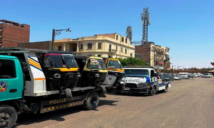 ضبط 20 توك توك ودراجة نارية مخالفة خلال حملة لتحقيق الانضباط المروري بأسوان