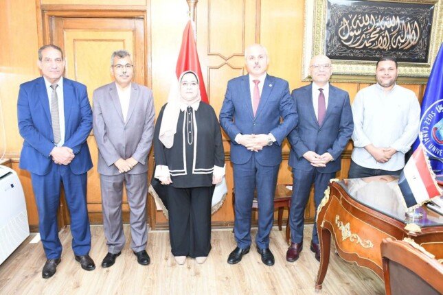 رئيس جامعة قناة السويس يستعرض مع وفد وزارة المالية تطوير منظومة العمل المالي والرقابي بالجامعة