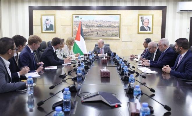 رئيس وزراء فلسطين يطالب بالإفراج عن عائدات الضرائب المحتجزة منذ 16 شهرًا