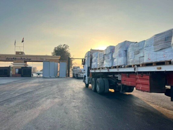 الهلال الأحمر المصري يواصل دعم غزة.. 4، 226 طنًا من المساعدات عبر قافلة «زاد العزة» الـ252