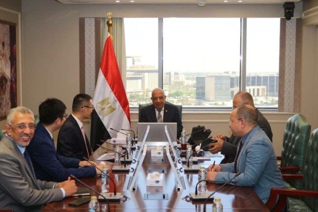 وزير الكهرباء يبحث مع «هواوي مصر» تصنيع بطاريات تخزين الطاقة وإنشاء محطات مستقلة