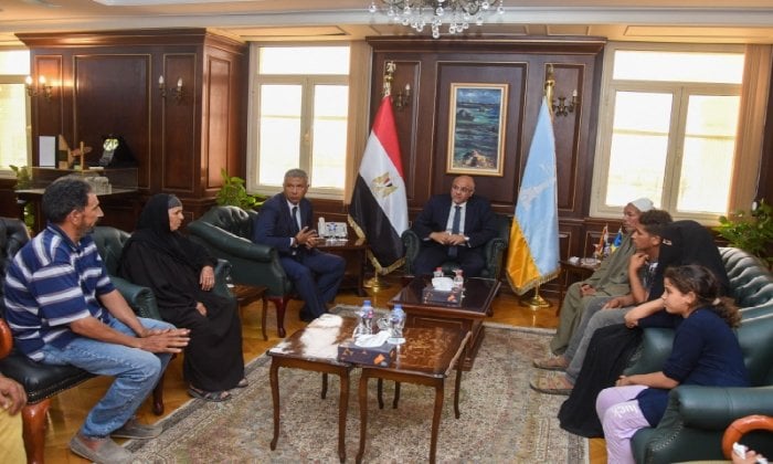 محافظ الإسكندرية يستقبل أسرة شهيد الواجب «محمود إبراهيم» ويكرّم أسرته تقديرًا لعطائه