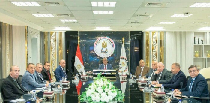 وزير الإنتاج الحربي يوجه بسحب المشروعات من المقاولين غير الجادين