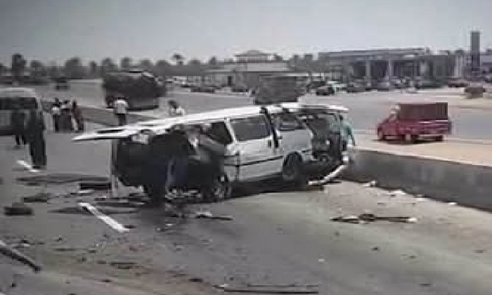 مصرع سائق ميكروباص في حادث تصادم مروع بالطريق الصحراوي بالعامرية