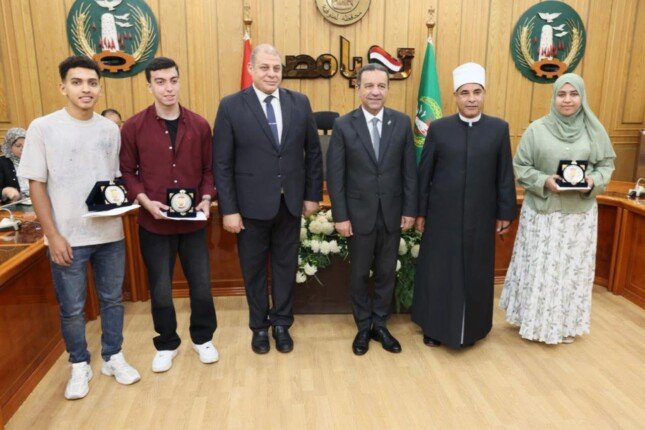 محافظ المنوفية يكرم أوائل الجمهورية الحاصلين على مراكز متقدمة بالثانوية العامة والأزهرية والتعليم الفني