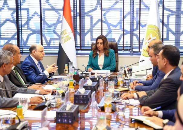وزيرة التنمية المحلية ومحافظ الغربية يبحثان إحكام منظومة المخلفات.. وتوجيهات بإغلاق المقالب العشوائية