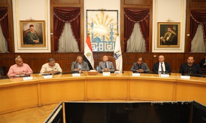 محافظ القاهرة يستعرض موقف مشروعات تطوير القاهرة التاريخية والخديوية للحفاظ على هويتها التراثية
