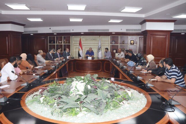 سكرتير عام بني سويف يستعرض أعمال لجنة المرور على منشآت تصنيع وتعبئة المواد الغذائية