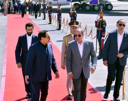 الرئيس السيسي يودّع ملك البحرين في ختام زيارته لمصر