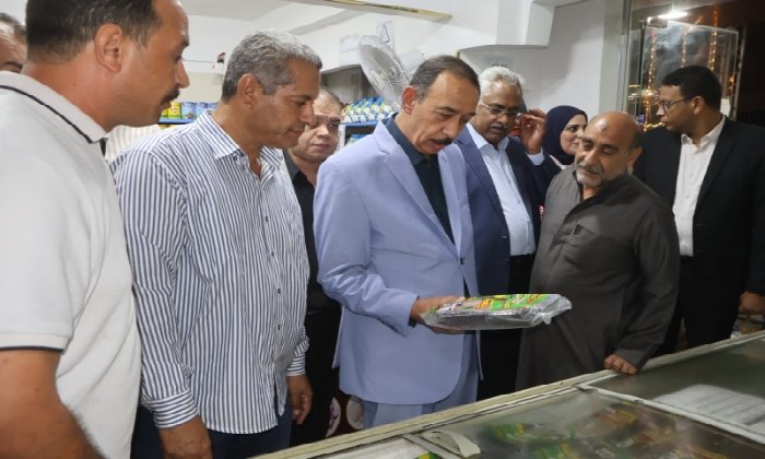 محافظ سوهاج يتفقد منفذ «مستقبل مصر» الجديد للسلع الغذائية بميدان الثقافة