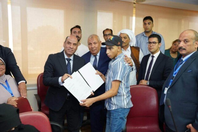 وزير العمل ومحافظ مطروح يسلّمان عقود عمل لذوي الهمم
