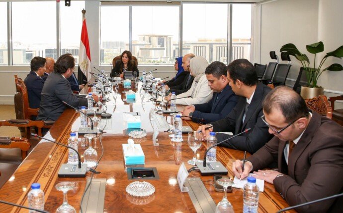 «الإسكان» تدرس عروض إدارة حي المال والأعمال بالعاصمة الجديدة لتعزيز كفاءة التشغيل