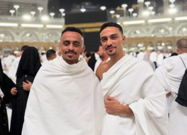 بعد نجاح فيلم «محمود التاني».. كزبرة يشارك لحظات أداء العمرة مع أحمد غزي
