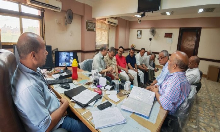 مدير «تعليم فرشوط» يبحث مع موجهي اللغة العربية حركة النقل والندب ويُشدد على الانضباط