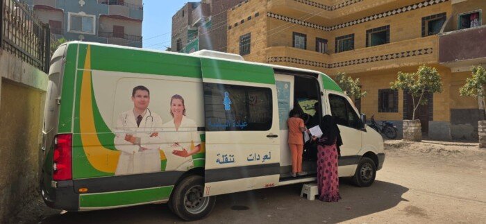 الكشف على 800 مواطن ضمن قافلة «حياة كريمة» الطبية بقرية بني قرة بأسيوط