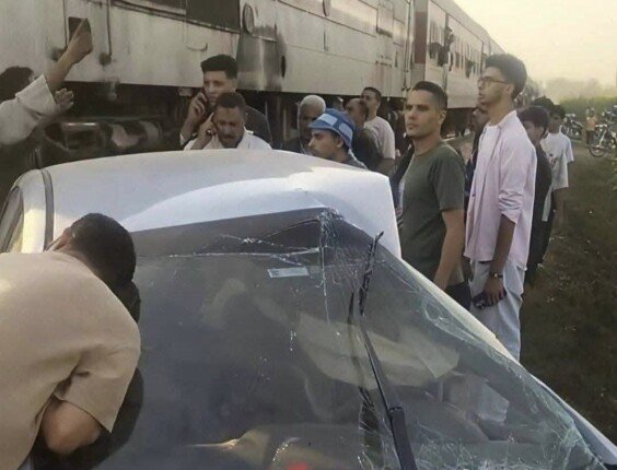 إصابة عروسين في حادث تصادم قطار بسيارتهما بمزلقان سنجرج بالمنوفية