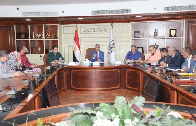 محافظ بني سويف يبحث إجراءات تحسين خدمات مياه الشرب والصرف الصحي