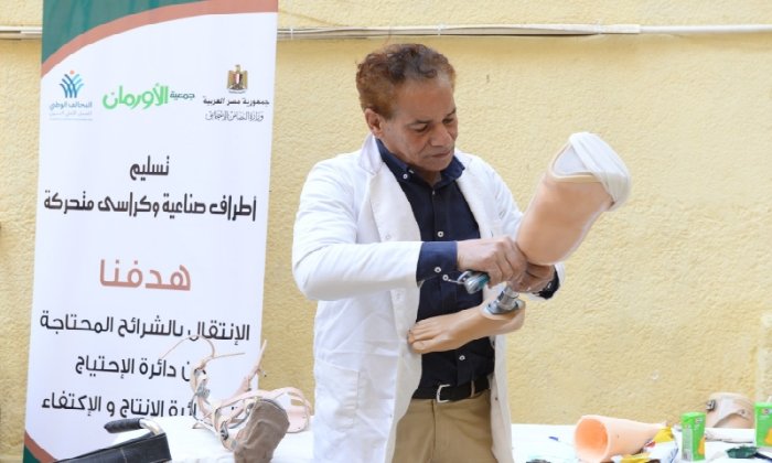 «الأورمان» تسلم 9 أجهزة تعويضية وسماعات طبية لمساندة ذوي الهمم في قرى ومراكز أسوان