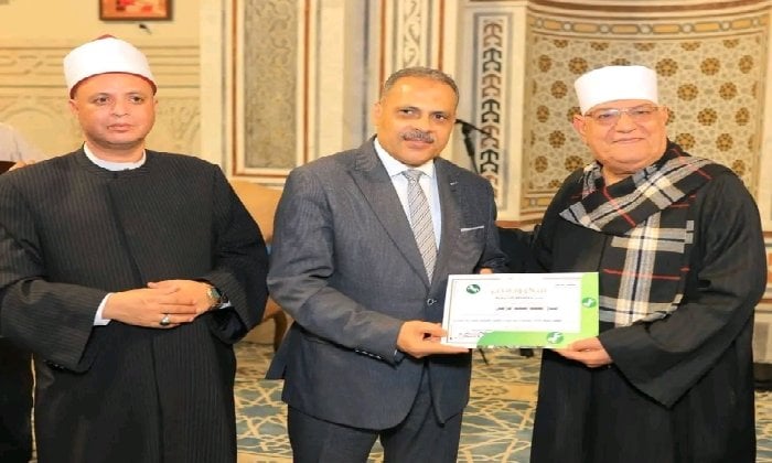 محافظ الشرقية يكرم وكيل الطرق الصوفية تقديرًا لجهوده في العمل المجتمعي ونشر قيم التسامح