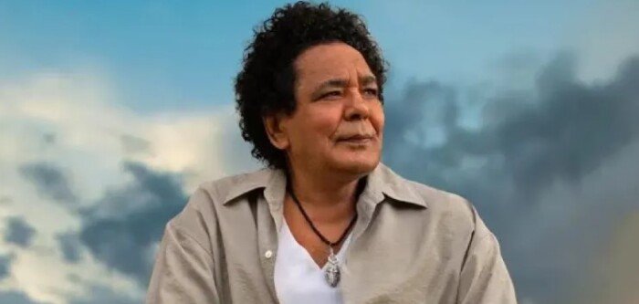بعد سفره إلى ألمانيا وخضوعه لفحوصات طبية.. هل تدهورت الحالة الصحية لـ محمد منير؟
