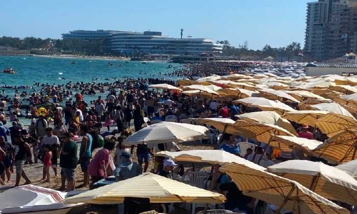 بعد واقعة إنقاذ 6 أشخاص و مصرع شاب.. «مصايف الإسكندرية» تحذر: البحر ليس مكانًا للمغامرة
