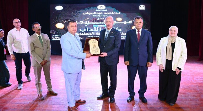 رئيس جامعة أسيوط يشهد حفل تخريج الدفعة العاشرة لبرنامج الترجمة الإنجليزية بكلية الآداب