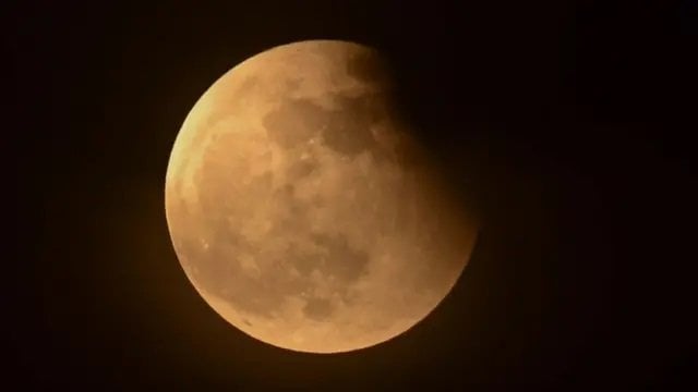 خسوف جزئي للقمر فجر الجمعة.. موعده وأماكن رؤيته بالعين المجردة