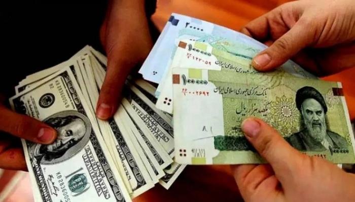 العملة الإيرانية تواصل نزيفها الحاد.. الدولار يحطم حاجز مليوني ريال