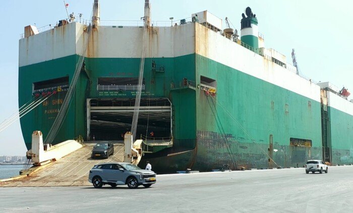 استقبال مينائي شرق وغرب بورسعيد لسفينتي دحرجة سيارات (Ro-Ro) خلال 48 ساعة