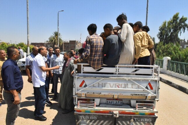 محافظ أسيوط يستوقف سيارتي «ربع نقل وتروسيكلاً »محملين بالأطفال بمنفلوط