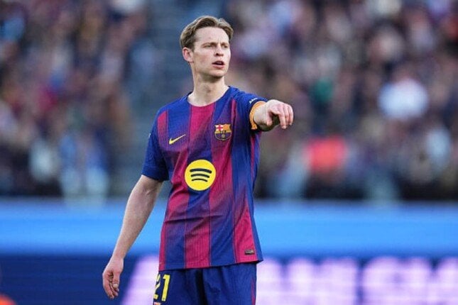 عرض من الدوري الإيطالي يهدد بقاء دي يونج مع برشلونة