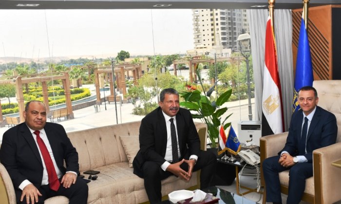 محافظ أسوان ومدير الأمن يبحثان ملفات التعاون المشترك لخدمة المواطنين
