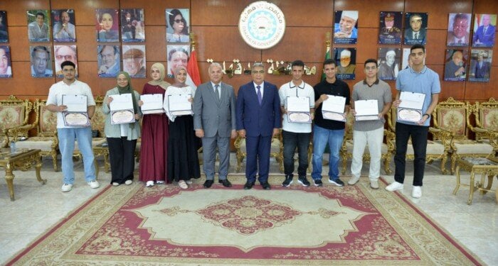محافظ الدقهلية يُكرم 8 طلاب من أوائل الثانوية العامة ويمنحهم مكافآت مالية