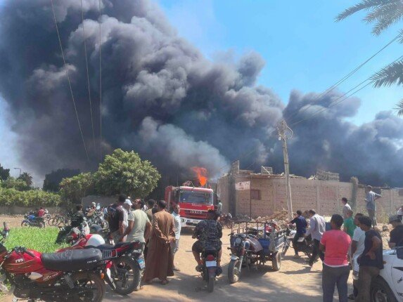 السيطرة على حريق اندلع داخل مصنع خردة بمنطقة كرداسة