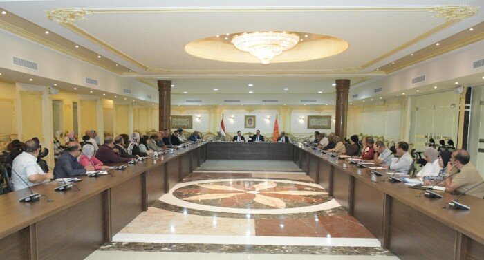 في جلسة المجلس التنفيذي.. محافظ بورسعيد يستعرض خطة شاملة لتطوير المحافظة والارتقاء بالخدمات