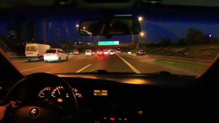 لتجنب الحوادث.. دليلك الشامل للقيادة ليلا بأمان ودون مشاكل